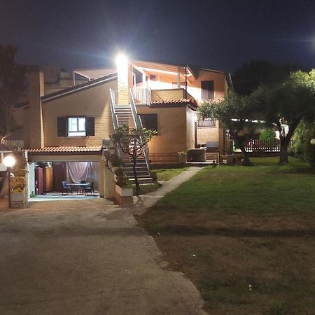 Villa Giuliana Stanze Con Bagno Interno In Villa A 350 Mt Spiaggia Libera Lido Delle Sirene Anzio Exterior foto