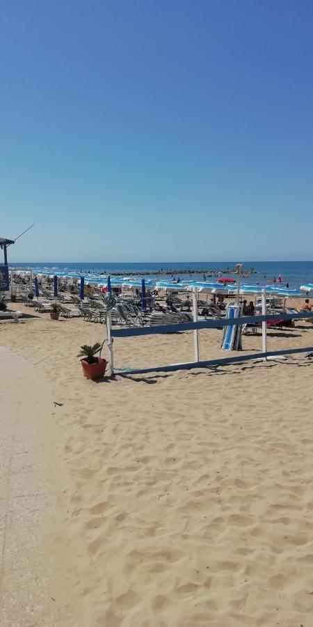 Villa Giuliana Stanze Con Bagno Interno In Villa A 350 Mt Spiaggia Libera Lido Delle Sirene Anzio Exterior foto