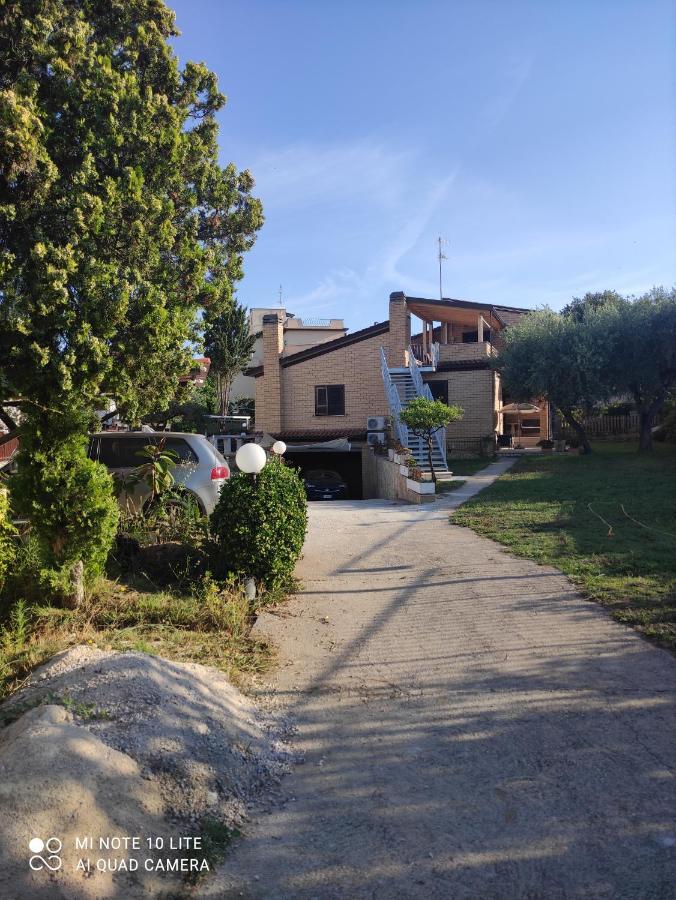 Villa Giuliana Stanze Con Bagno Interno In Villa A 350 Mt Spiaggia Libera Lido Delle Sirene Anzio Exterior foto