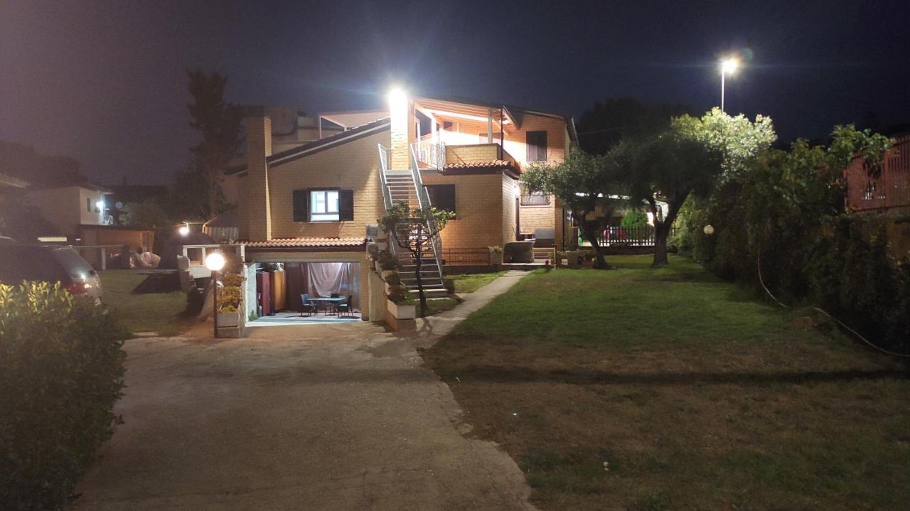 Villa Giuliana Stanze Con Bagno Interno In Villa A 350 Mt Spiaggia Libera Lido Delle Sirene Anzio Exterior foto