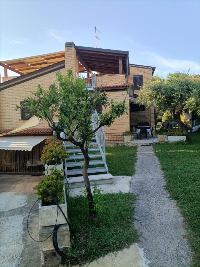 Villa Giuliana Stanze Con Bagno Interno In Villa A 350 Mt Spiaggia Libera Lido Delle Sirene Anzio Exterior foto